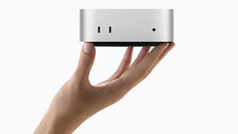มือถือ Mac mini สีเงินรุ่นใหม่ โชว์พอร์ตด้านหน้า