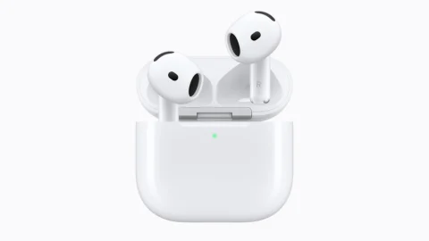 หูฟัง AirPods 5 สีขาวคู่กับเคสชาร์จ