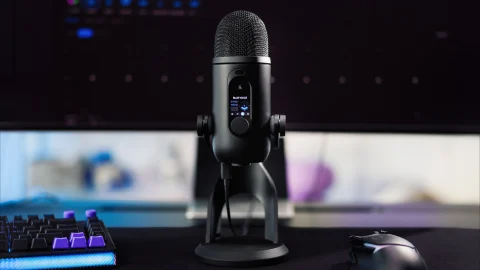 ไมโครโฟน Logitech G Yeti 2 สีดำวางบนโต๊ะคอม