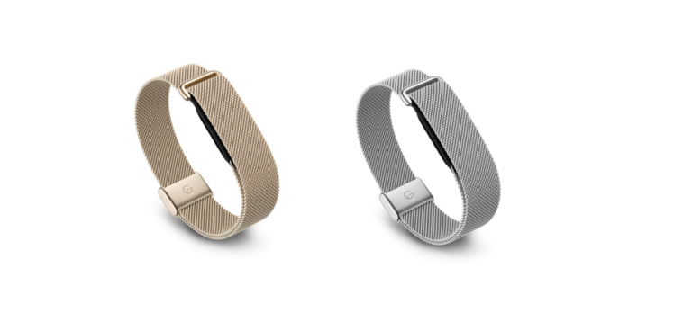 สาย Metal Mesh ของ Fitbit Air ราคา $69.99 สายโลหะถักแบบนุ่ม ใส่ง่ายกว่าสายผ้า