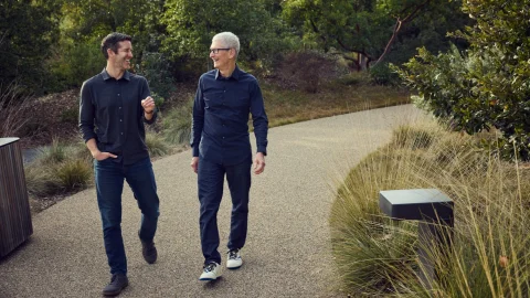 John Ternus ซีอีโอ Apple คู่กับ Tim Cook
