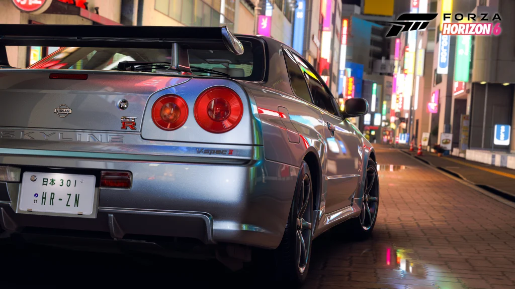 ภาพจากเกม Forza Horizon 6 รถแข่งวิ่งบนถนนโตเกียวยามค่ำคืนท่ามกลางป้ายไฟนีออน