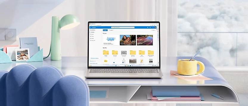แล็ปท็อปเปิดหน้าจัดการไฟล์ OneDrive บนโต๊ะทำงาน