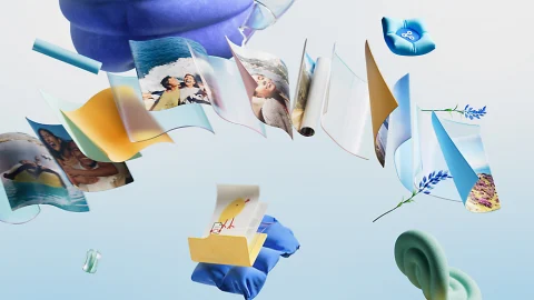 สมาร์ตโฟนเปิดแอป OneDrive วางบนโต๊ะข้างพาสปอร์ตและบอร์ดดิ้งพาส