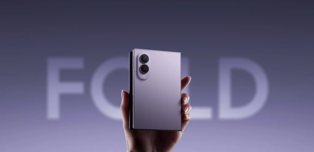มือถือ Samsung Galaxy Z Fold8 กางจอเล็กน้อยในมือ