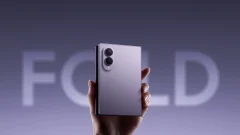 มือถือ Samsung Galaxy Z Fold8 กางจอเล็กน้อยในมือ