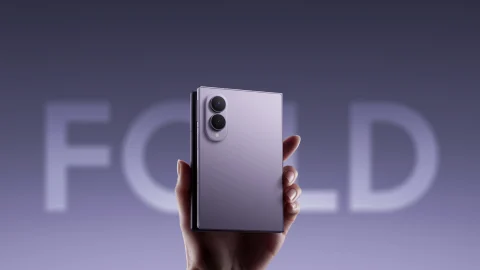 มือถือ Samsung Galaxy Z Fold8 กางจอเล็กน้อยในมือ