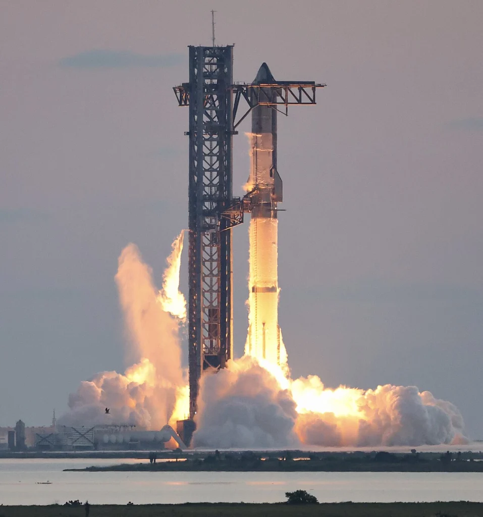 จรวด Starship ของ SpaceX ขณะจุดเครื่องยนต์ในเที่ยวบินทดสอบ IFT-5