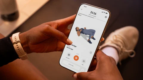 หน้าจอแอป Strava แสดงโปรแกรมเวทเทรนนิ่งที่โค้ชออกแบบและการนับเซต