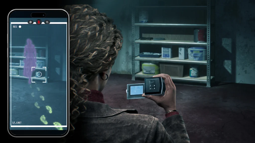 ฉากในเกม The Conjuring: Unspoken ผู้เล่นใช้กล้องและมือถือสืบสวนในห้องเก็บของมืด